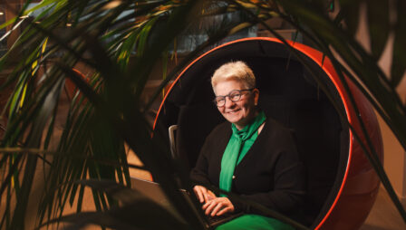 Hanna Kivelä istuu pallotuolissa