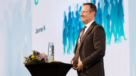 Huoltovarmuuskeskuksen toimitusjohtaja Janne Känkänen puhumassa Siviiliyhteiskunnan puolustaja 2026 -seminaarissa