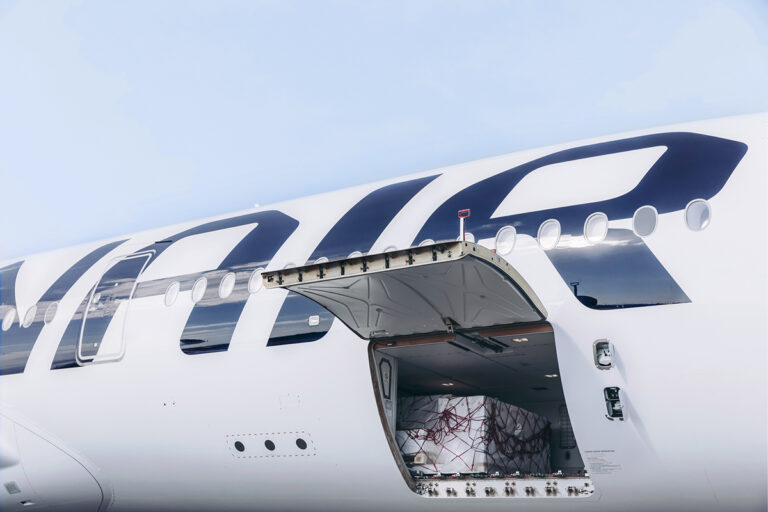 Valokuvassa Finnairin lentokone, ruuman luukku on auki ja siellä näkyy lastattuja kuljetuslaatikoita.