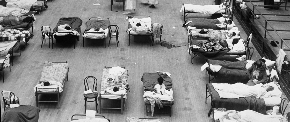 Mustavalkoinen valokuva, jossa pandemiasairaalan osasto vuonna 1918.