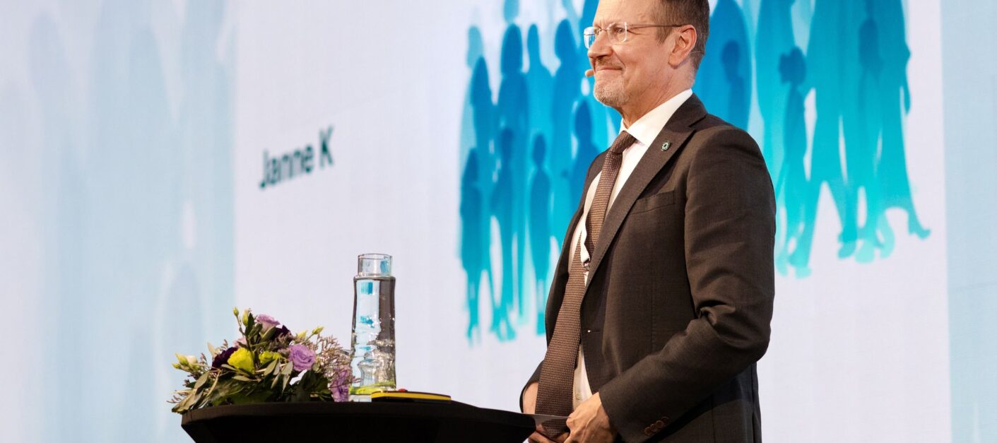 Huoltovarmuuskeskuksen toimitusjohtaja Janne Känkänen puhumassa Siviiliyhteiskunnan puolustaja 2026 -seminaarissa