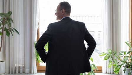 HVK:n toimitusjohtaja Janne Känkänen seisoo ikkunan edessä selin kameraan