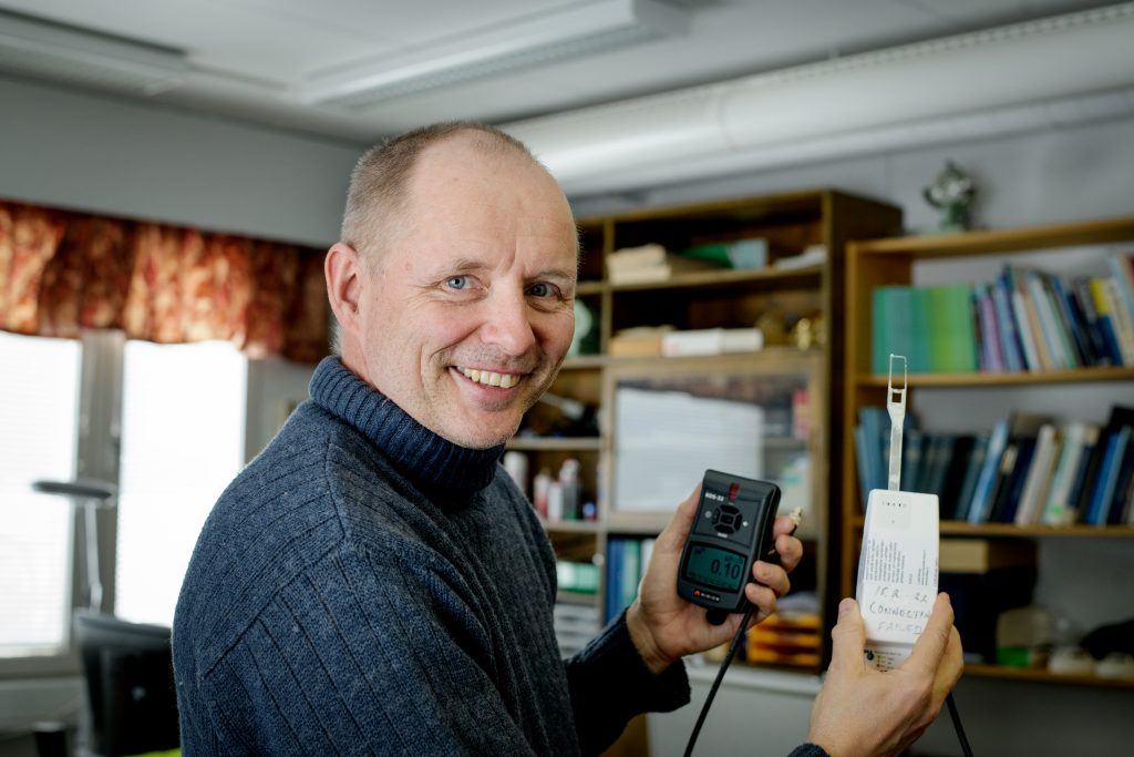 Valokuvassa Tapio Tourula mittalaitteita käsissään.