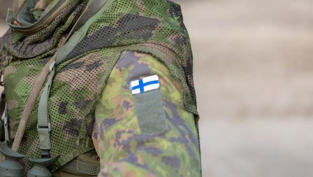Sotilaspuku, jonka hartiassa Suomen lippu