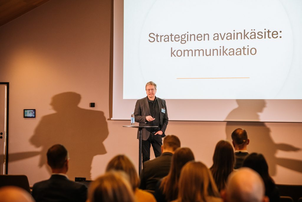 Pekka Sauri, dialla lukee: Strateginen avainkäsite: kommunikaatio