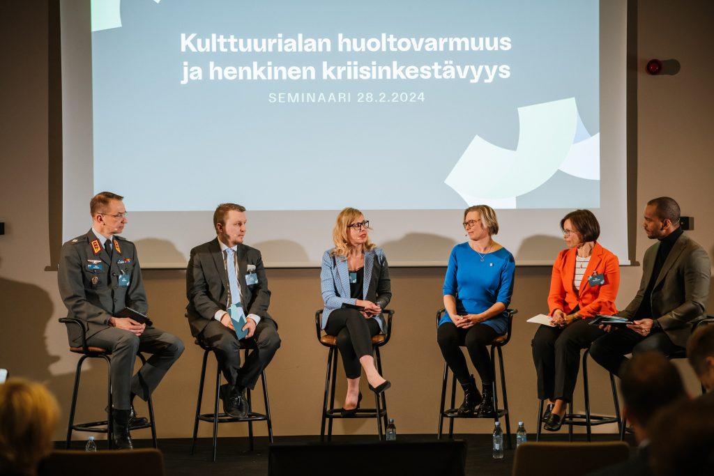 Paneelissa Mika Kalliomaa, Sami Kerman, Kaisa Rönkkö, Taina Susiluoto ja Heli Tamminen