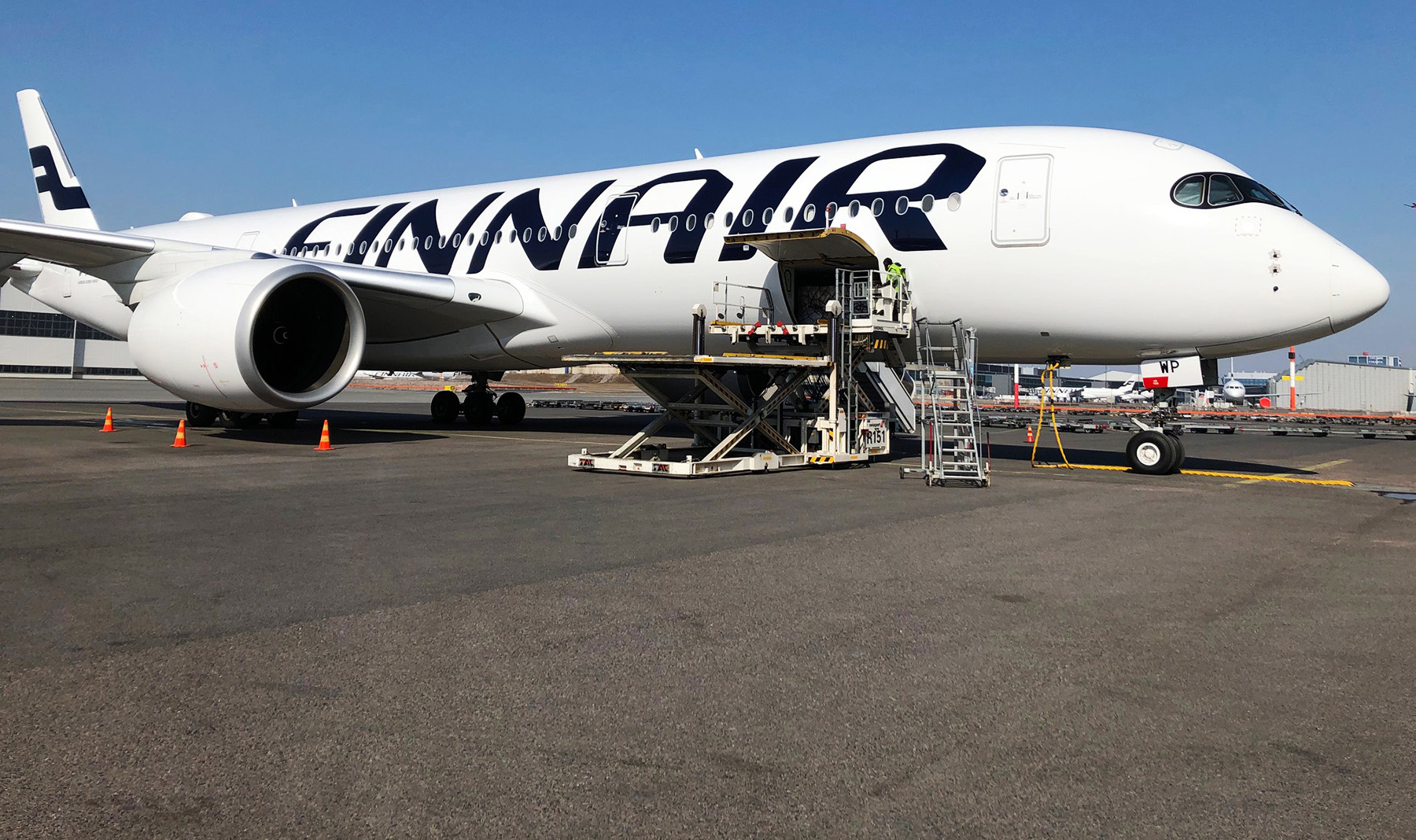 Valokuvassa Finnairin lentokone, jota lastataan.