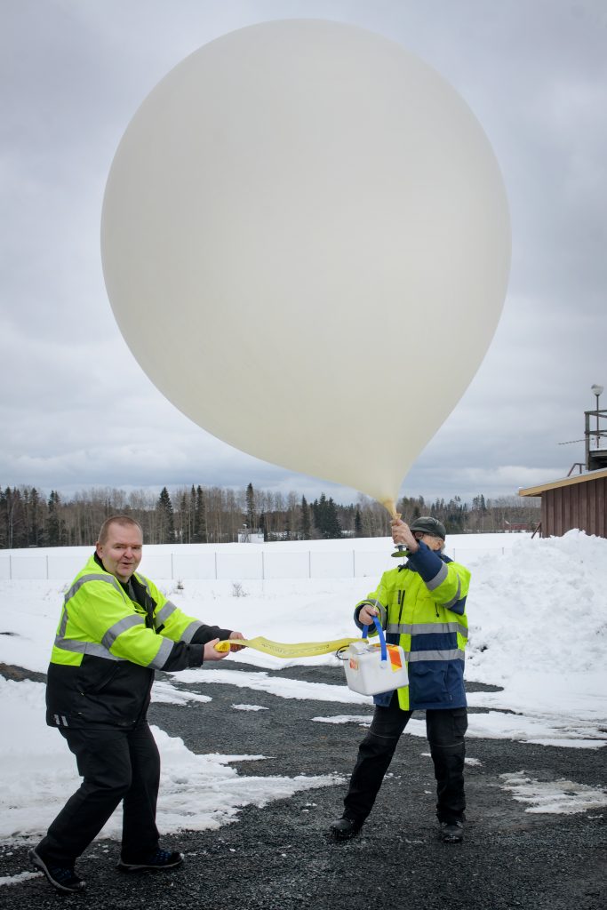Valokuvssa Jussi Paaterp ja Jouni Jutila lähettämässä havaintopalloa ilmaan.
